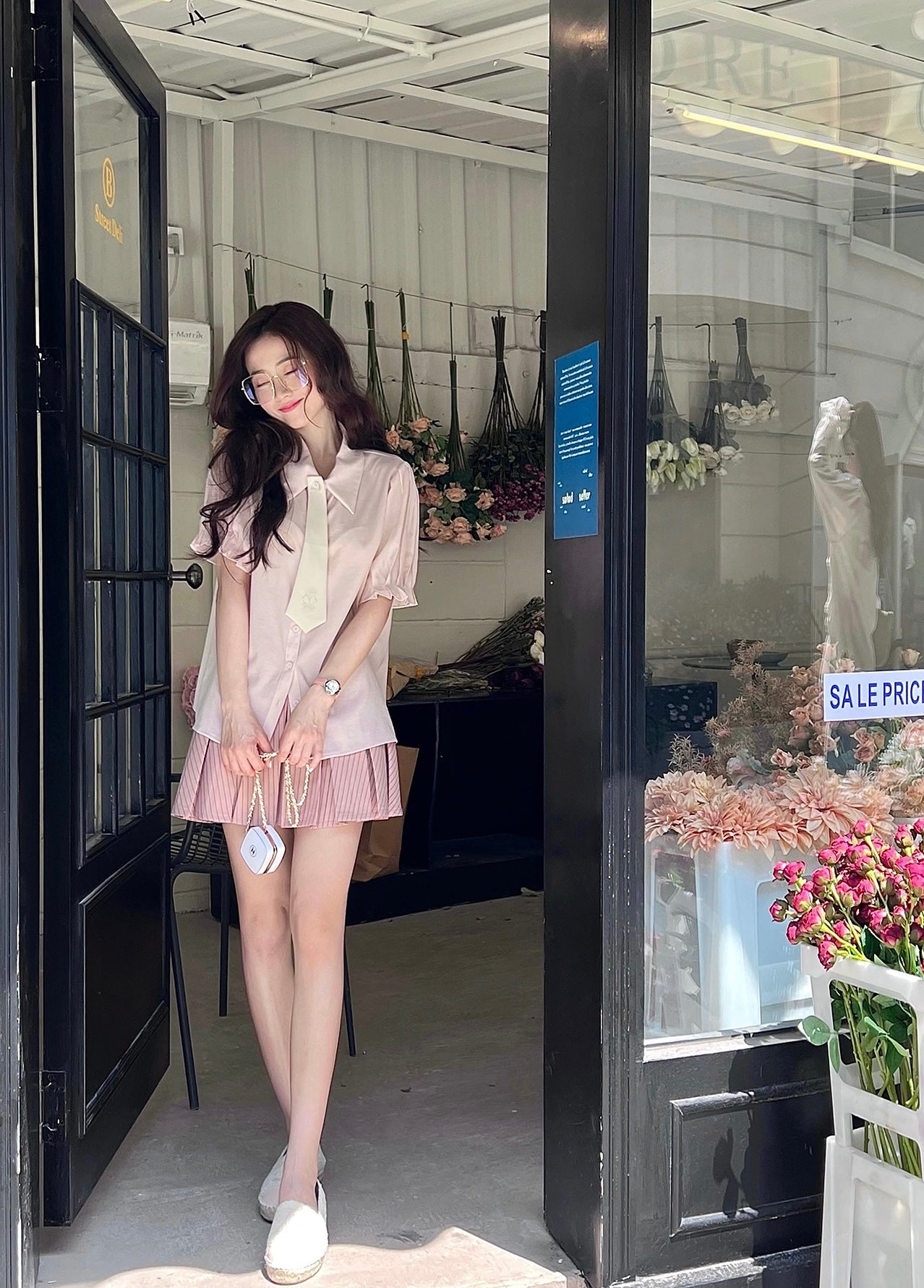 Short Lantern Sleeves Blouse