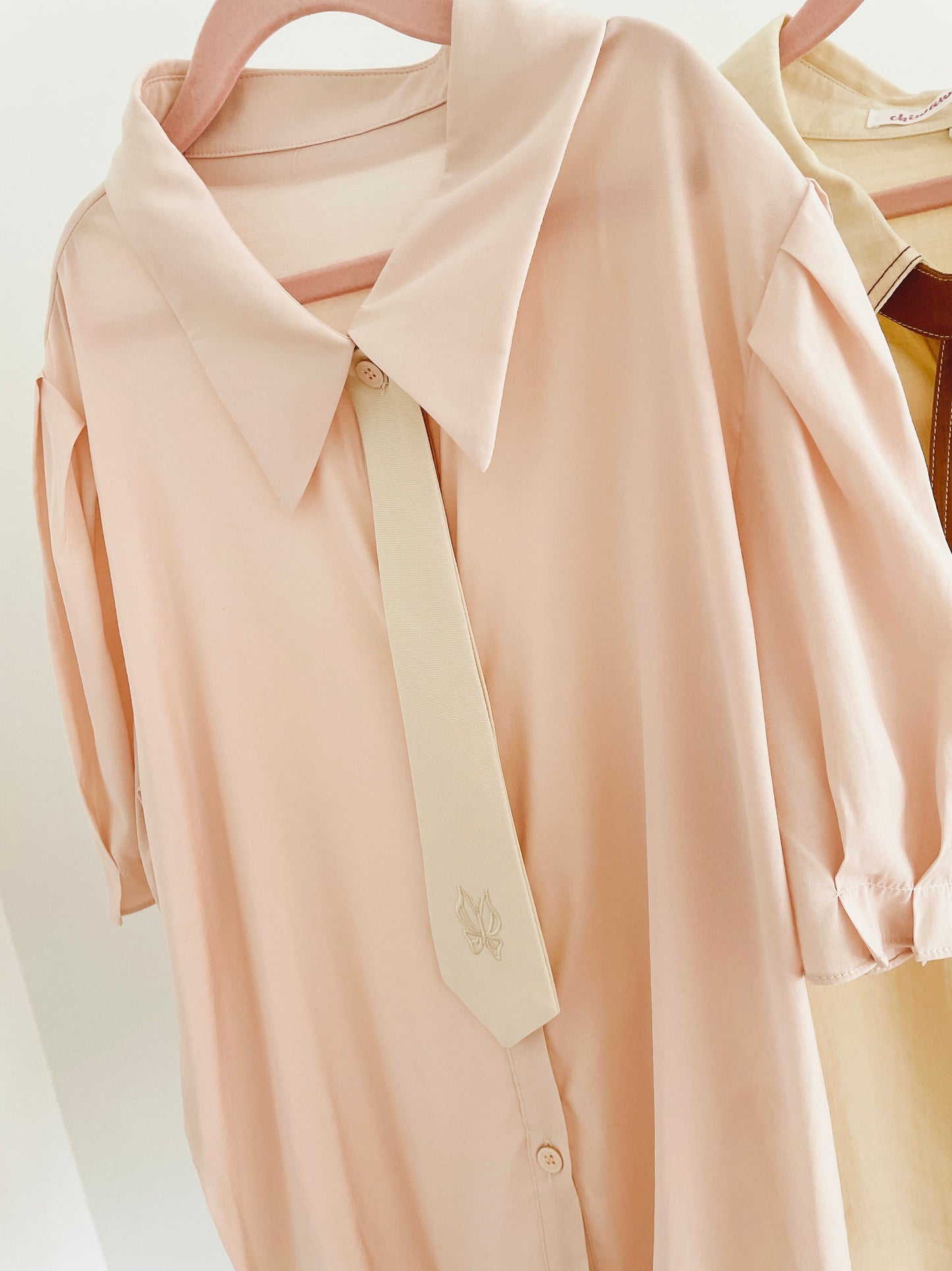 Short Lantern Sleeves Blouse
